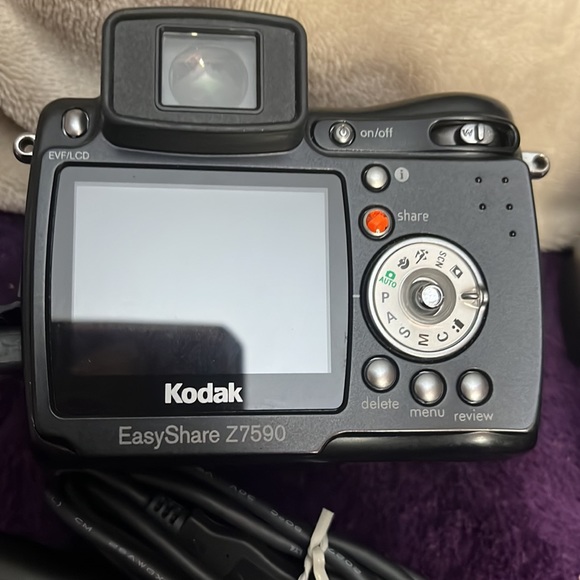 A Kodak 5.0 mega pixels. Easy Share digital camera. - Picture 9 of 11